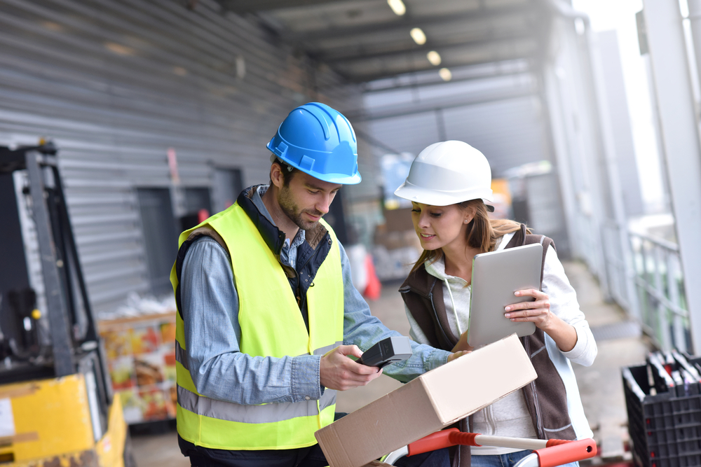 equipe logística conferindo mercadorias