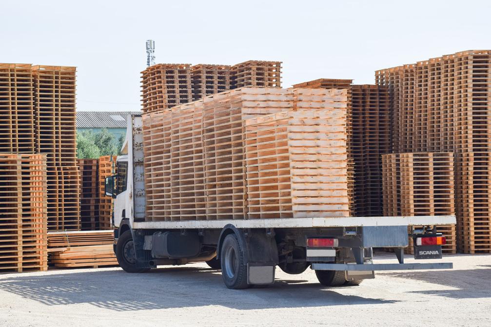 caminhão abastecendo a fábrica pelo transporte de produção