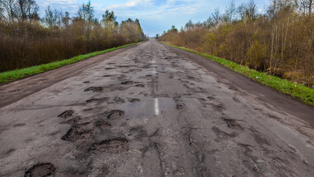 estrada sem pavimentação para o transporte de cargas