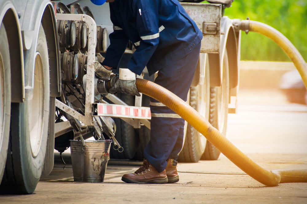 profissional enchendo tanque com diesel no caminhão