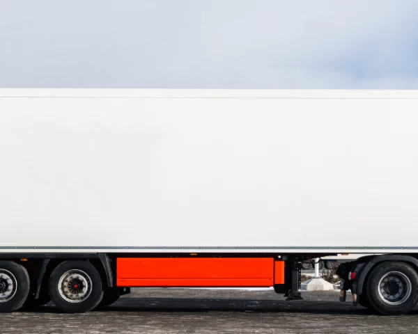 Caminhão 6 eixos: principais características e vantagens para o transporte pesado