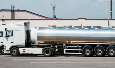 Transporte de carga líquida: exigências, cuidados e o que o microtransportador precisa saber